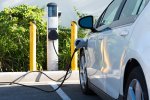 © Michael Flippo - stock.adobe.com Elektroauto beim Aufladen