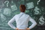 © Gautierbzh - stock.adobe.com Mann vor Schultafel