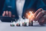 © Suriya - stock.adobe.com Mann mit Münzen