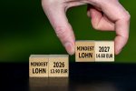 © Frank H. - stock.adobe.com Holzwürfel mit Mindestlohn