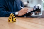 © Kannapat - stock.adobe.com schwarzes Rufzeichen auf gelbem Dreieck